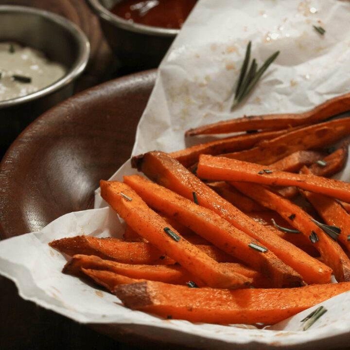 Crispy Baked Sweet Potato Fries with Garlic Aioli